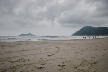 Tombo plajında bulutlu bir sabah. Guaruja Plajı, SP, Brezilya.