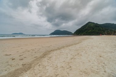 Tombo plajında bulutlu bir sabah. Guaruja Plajı, SP, Brezilya.