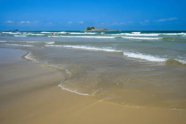 stock image Beautiful blue sky morning at Pitangueiras beach. Beach on downtown of Guaruja, SP, Brazil.