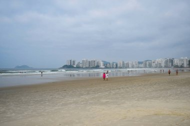 Guaruja, SP, Brezilya - 10 Nisan 2024: Pitangueiras plajında sabah.