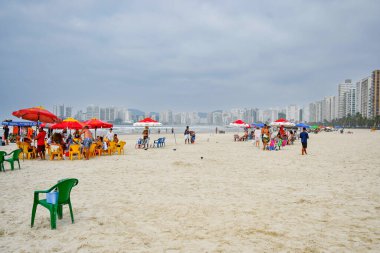 Guaruja, SP, Brezilya - 10 Nisan 2024: Pitangueiras plajında sabah.