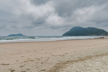 Tombo plajında bulutlu bir sabah. Guaruja Plajı, SP, Brezilya.