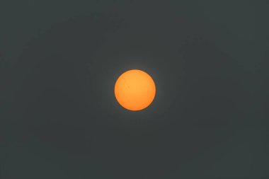 Güneşin, şehir ve kırsal bölgelerdeki aşırı kuraklıktan kaynaklanan yangınlardan dolayı gökyüzünde çok fazla duman çıkan bir günün fotoğrafı. Fotoğraf 5 Eylül 2024 'te Brezilya' da çekildi..