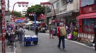 Sao Paulo, SP, Brezilya - 7 Nisan 2024: Liberdade manzarası, etrafında ticaret ve gastronomi ile Japon temalı bir mahalle. Sao Paulo 'nun turizm beldesi.