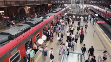 Sao Paulo, SP, Brezilya - Nisan 06, 2024: Luz Mahallesi 'nde bir tren istasyonu olan Luz İstasyonu' nun kapalı manzarası.