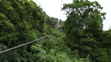Sao Vicente, SP, Brezilya - 09 Nisan 2024: Sao Vicente 'deki Vuturua Tepesi' ne teleferikle gitmek.