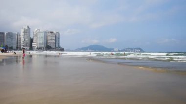 Guaruja, SP, Brezilya - 10 Nisan 2024: Pitangueiras plajında güzel bir sabah.