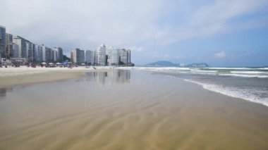 Pitangueiras sahilinde güzel bir sabah. Guaruja şehir merkezinde plaj, SP, Brezilya.