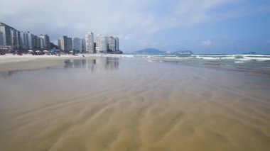 Pitangueiras sahilinde güzel bir sabah. Guaruja şehir merkezinde plaj, SP, Brezilya.