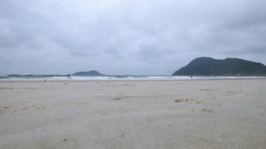 Tombo plajında bulutlu bir sabah. Guaruja Plajı, SP, Brezilya.