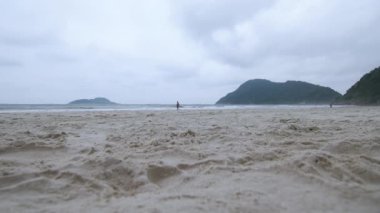 Tombo plajında bulutlu bir sabah. Guaruja Plajı, SP, Brezilya.