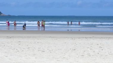 Guaruja, SP, Brezilya - 12 Nisan 2024: Enseada Sahili 'nde banyo