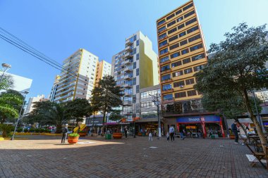 Londrina, PR, Brazil - 01 Haziran 2024: Londrina şehir merkezi, sahil yolu ticareti.