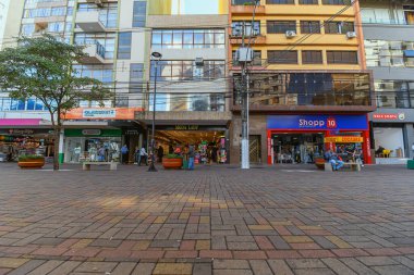 Londrina, PR, Brazil - 01 Haziran 2024: Londrina şehir merkezi, sahil yolu ticareti.