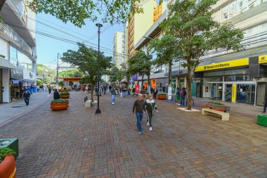 Londrina, PR, Brazil - 01 Haziran 2024: Londrina şehir merkezi, sahil yolu ticareti.