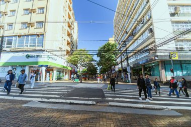 Londrina, PR, Brazil - 01 Haziran 2024: Londrina şehir merkezi, sahil yolu ticareti.