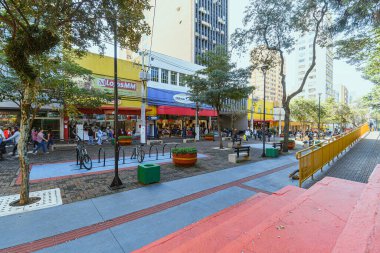 Londrina, PR, Brazil - 01 Haziran 2024: Londrina şehir merkezi, sahil yolu ticareti.