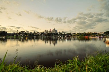 Öğleden sonra güzel manzara Londrina şehrinin Ipago Gölü kıyısında, Parana, Brezilya.