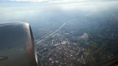 Batı Bölgesi 'ndeki Lapa bölgesindeki Tiete Nehri üzerinden Sao Paulo şehrine yapılan uçuş sırasında uçak penceresinden bakın..