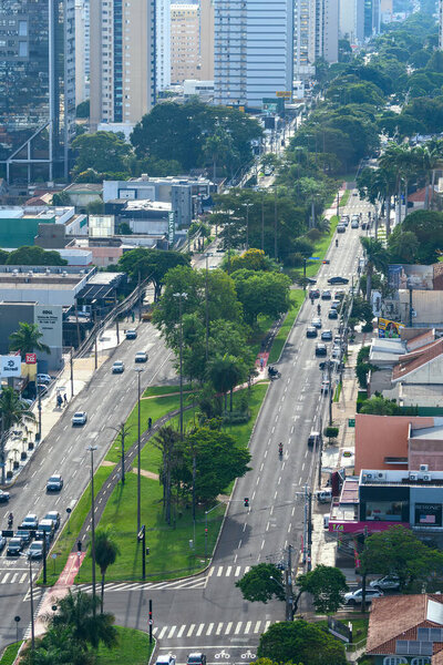 Кампу-Гранди-МС, Бразилия - 22 января 2025 года: вид с воздуха на авеню Афонсу-Пена, главную авеню города Кампу-Гранди.