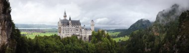 Fussen 'deki Neuschwanstein Şatosu, XIX yüzyılının şaşırtıcı neo gotik sarayı ve Almanya' nın en ünlü Bavyerası. Yağmurlu bir günde Marienbrucke Köprüsü 'nden görüntü