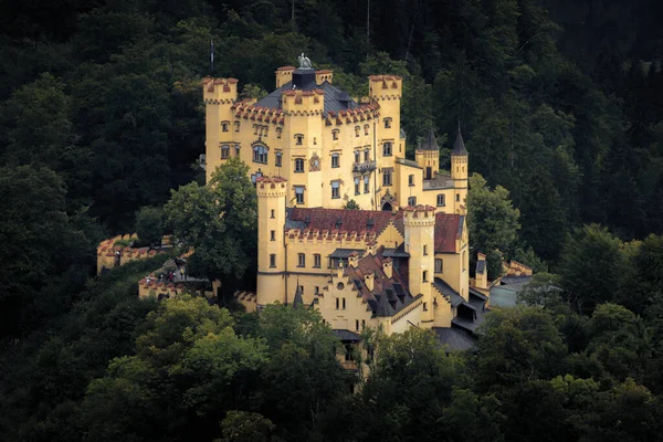 Fussen的Hohenschwangau城堡 19世纪令人惊叹的新哥特式宫殿和德国巴伐利亚的著名地标 从远处看 — 图库照片