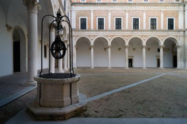 İtalya, Urbino Dükalığı 'nın avlusunun dış görünüşü, Montefeltro Dükü' nün rönesansı sırasında antik konutlar.