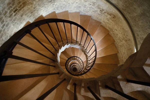 Sarmal Merdivenlerle Dolu Antik Kale Kulesi — Stok fotoğraf