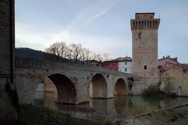 우르비노 의작은 마을인 페르미냐노에 이탈리아의 다리와 — 스톡 사진