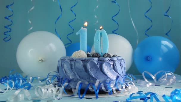 10岁生日快乐的海军蛋糕 10号蜡烛 蓝色气球和装饰品 周年庆祝活动 — 图库视频影像