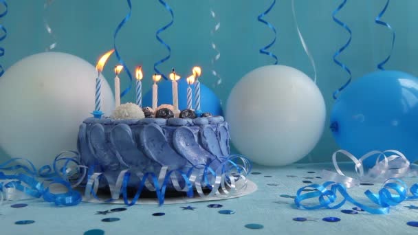 Kék Születésnapi Torta Gyertyákkal Fehér Haditengerészeti Léggömbökkel Fénymásoló Terű Dekorációval — Stock videók