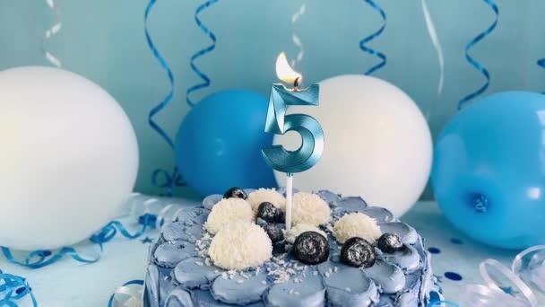 Torta Compleanno Felice Candela Numero Cinque Con Palloncini Blu Bianchi — Video Stock