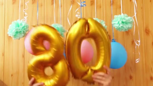 ゴールデンナンバー880 気球とカラフルな装飾 幸せな80歳の誕生日と記念日のお祝いのコンセプト — ストック動画