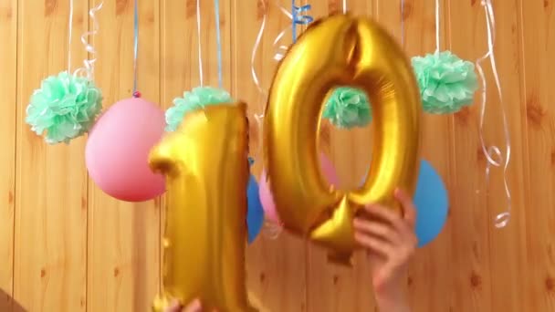 Šťastné Desáté Narozeniny Zlatým Číslem Deset Vzduchových Balónů Barevnými Dekoracemi — Stock video