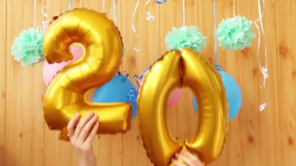 Χρυσοί Αριθμοί Είκοσι Αερόστατα Αέρα Και Πολύχρωμες Διακοσμήσεις Ευτυχισμένα Εικοστά — Αρχείο Βίντεο