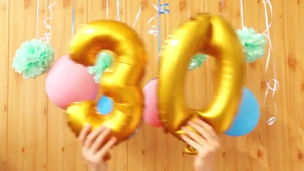Feliz Trigésimo Aniversário Com Número Dourado Trinta Balões Decorações Coloridas — Vídeo de Stock