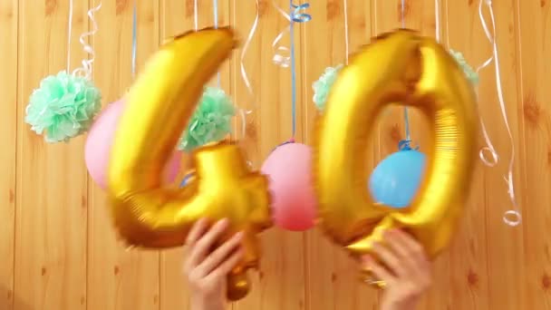 Números Dourados Quarenta Balões Decorações Coloridas — Vídeo de Stock