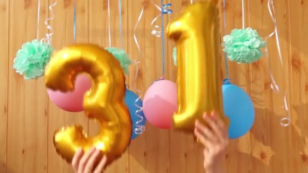Números Dorados Treinta Uno Globos Aerostáticos Decoraciones Coloridas Feliz Cumpleaños — Vídeo de stock