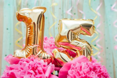 15 numaralı parlak hava balonlarının olduğu kutlama kartı. Nane yeşili üzerinde pembe şakayık çiçekleri buketi.