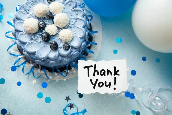 Obrigado Cartão Com Texto Bolo Azul Com Decoração Balões Branco — Fotografia de Stock