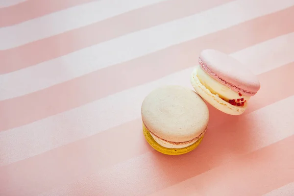 Dois Bolos Macarons Fundo Rosa Com Espaço Cópia Sobremesa Comida — Fotografia de Stock