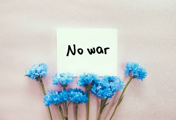 Pas Guerre Carte Avec Texte Soutien Bouquet Fleurs Bleues — Photo