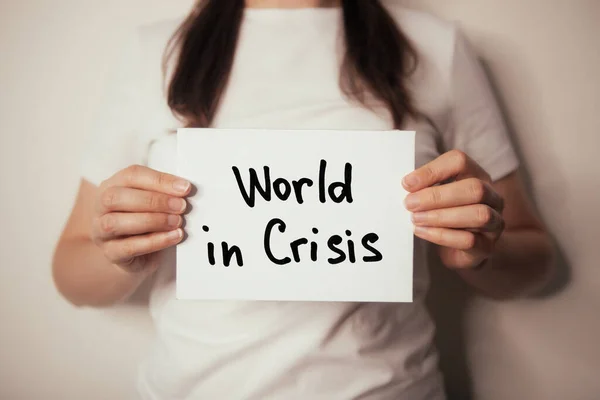 Mundo Crise Mulher Segurar Cartão Com Texto Social Econômico Conceito — Fotografia de Stock