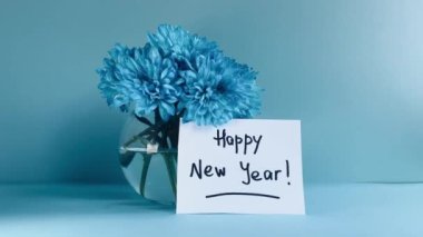 Mutlu yıllar - tebrik mektupları ve mavi arka planda bir buket mavi çiçek