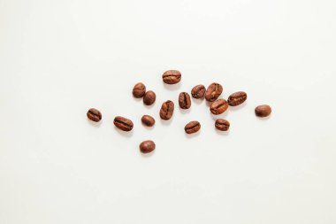 Beyaz arka planda kahve çekirdekleri, kafein içeceği ve yemek pişirme.