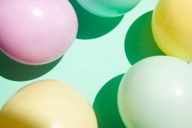 Nane yeşili arka plan pembe, sarı ve beyaz hava balonları ve kopyalama alanı, çerçeve tasarımı ögesi