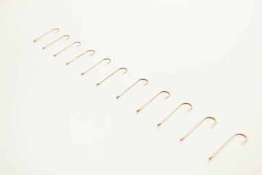 Balık kancaları beyaz arka planda izole edilmiş, balıkçılık ekipmanları 