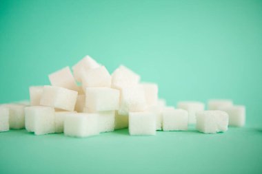 Yeşil zemin üzerinde beyaz şeker küpleri, gıda malzemeli kart