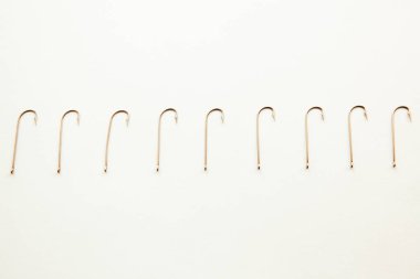 Beyaz arka planda balık oltaları, ekipman ve balıkçılık araçları