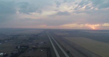 Otobanda güzel bir gün batımının hava aracı videosu. 5 saniye.